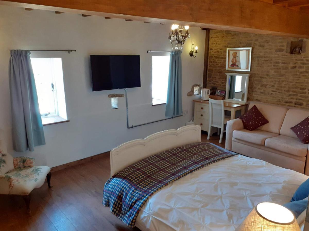 The Byre North End Farm Bed & Breakfast Ashton Keynes Eksteriør bilde